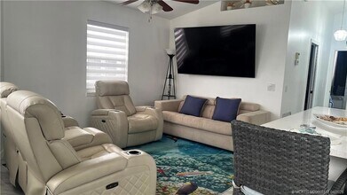 1077 Nettles Blvd in Jensen Beach, FL - Foto de edificio - Building Photo