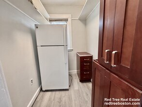 129 Redlands Rd in Boston, MA - Foto de edificio - Building Photo