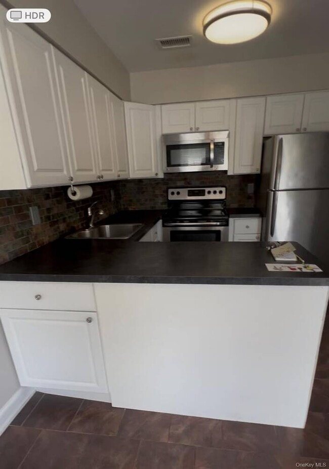 94 Whalers Cove Dr in Babylon, NY - Building Photo - Building Photo