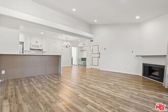 5500 Lindley Ave in Los Angeles, CA - Building Photo - Building Photo