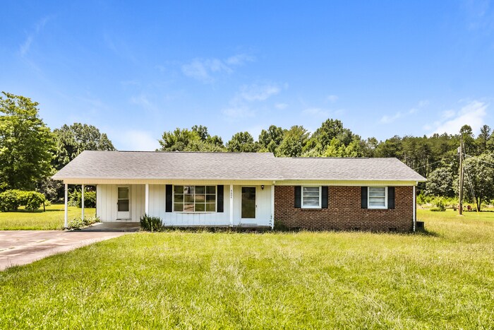4604 Honey Dew Dr in McLeansville, NC - Building Photo