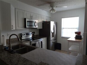 11135 Carriage Hill Dr in Port Richey, FL - Building Photo - Building Photo