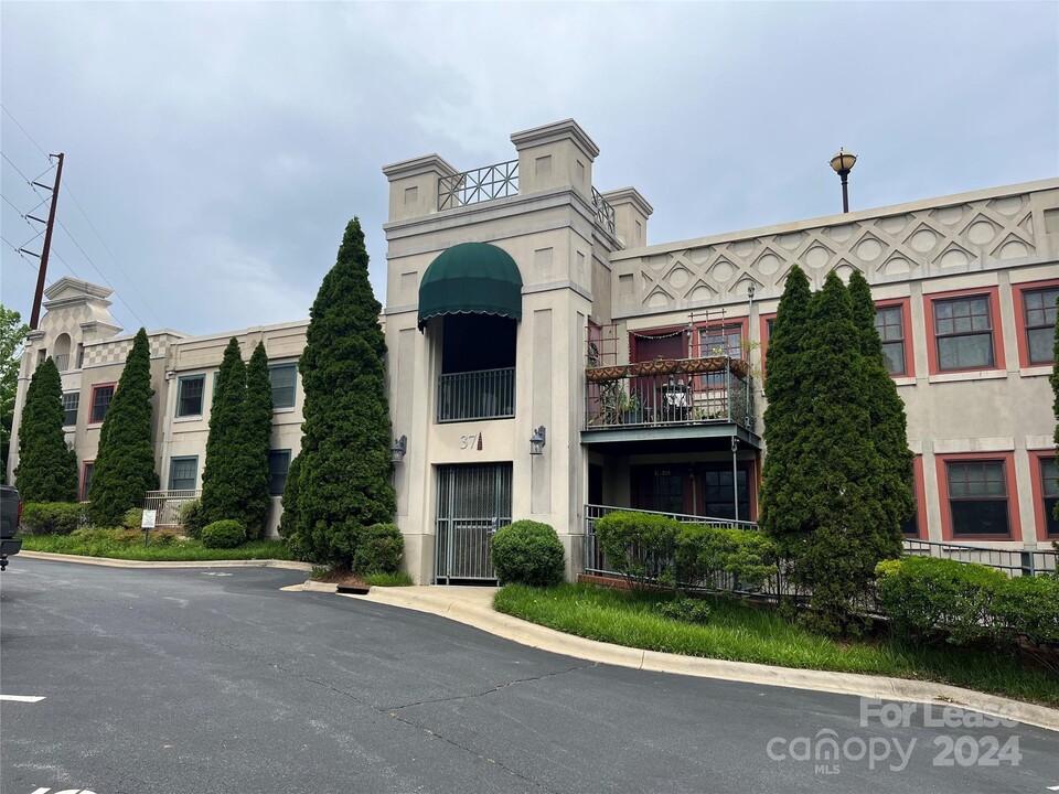 37 Hiawassee St in Asheville, NC - Building Photo