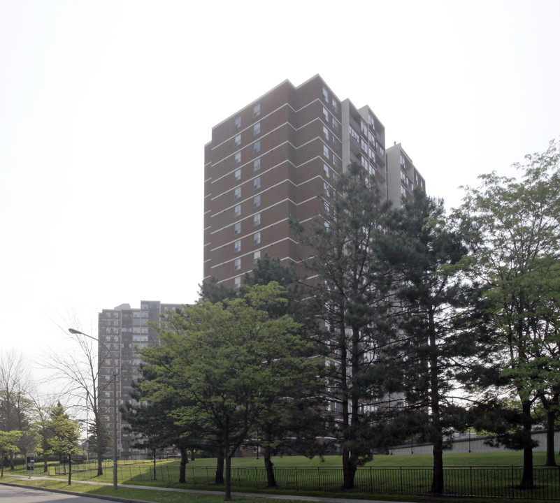 627 The West Mall in Toronto, ON - Building Photo