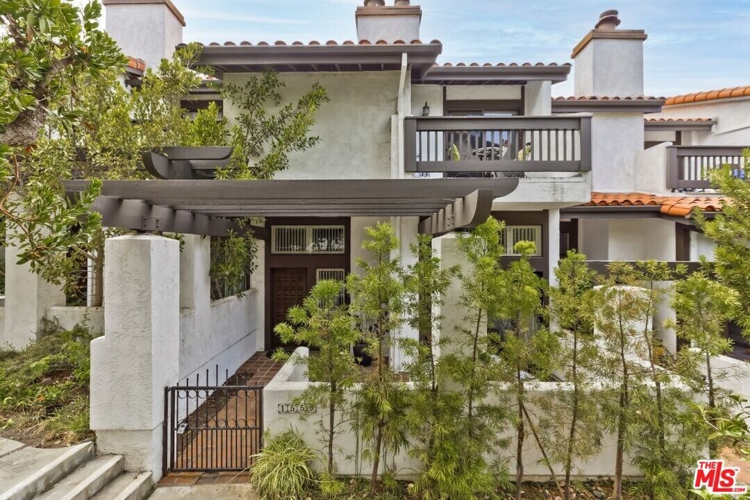 1559 Palisades Dr in Los Angeles, CA - Building Photo