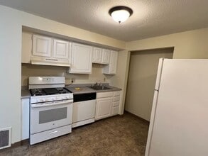 1 Adams Cir in Middleboro, MA - Foto de edificio - Building Photo