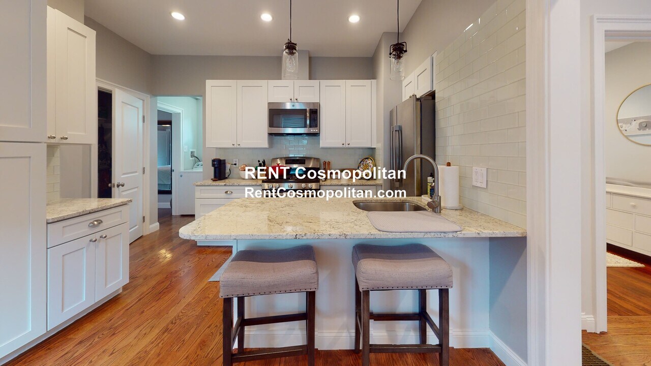 15 Sherman St, Unit 1 in Medford, MA - Building Photo