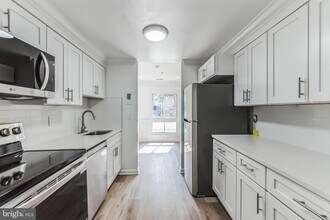 630 Clearwater Ct in Herndon, VA - Building Photo - Building Photo