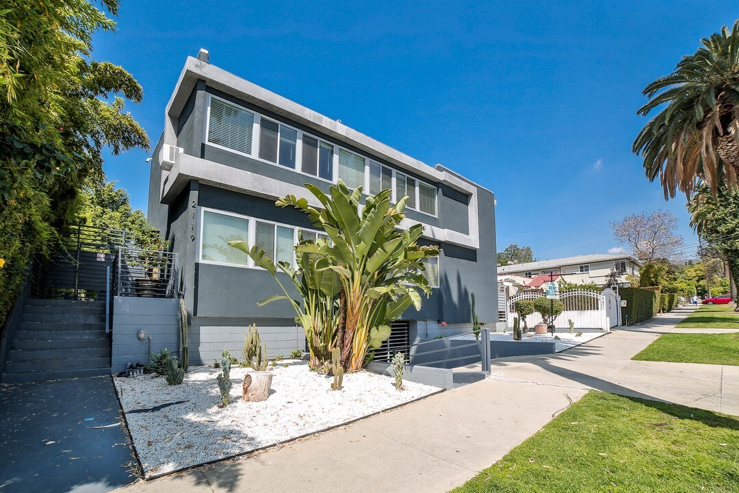 2119 N Beachwood Dr in Los Angeles, CA - Building Photo