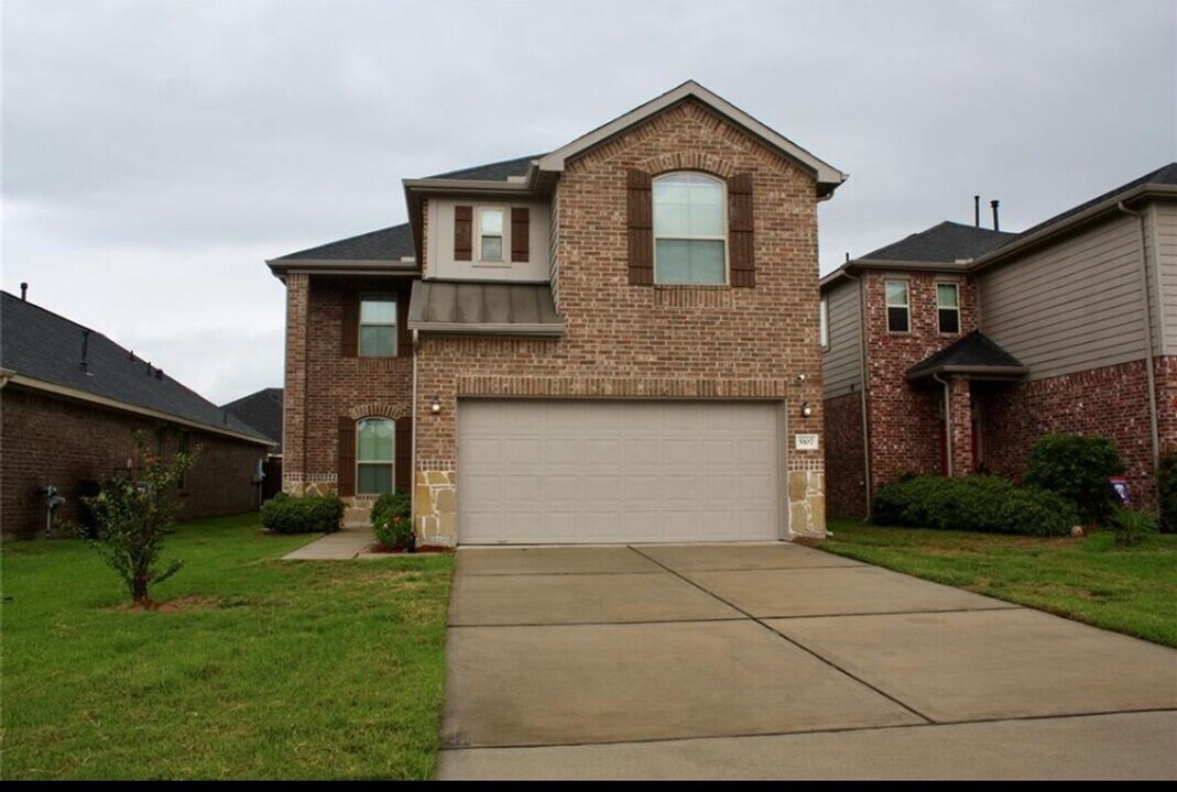 5107 Misty Ln in Bacliff, TX - Foto de edificio