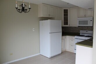 430 W Inverrary Ln in Deerfield, IL - Building Photo - Building Photo