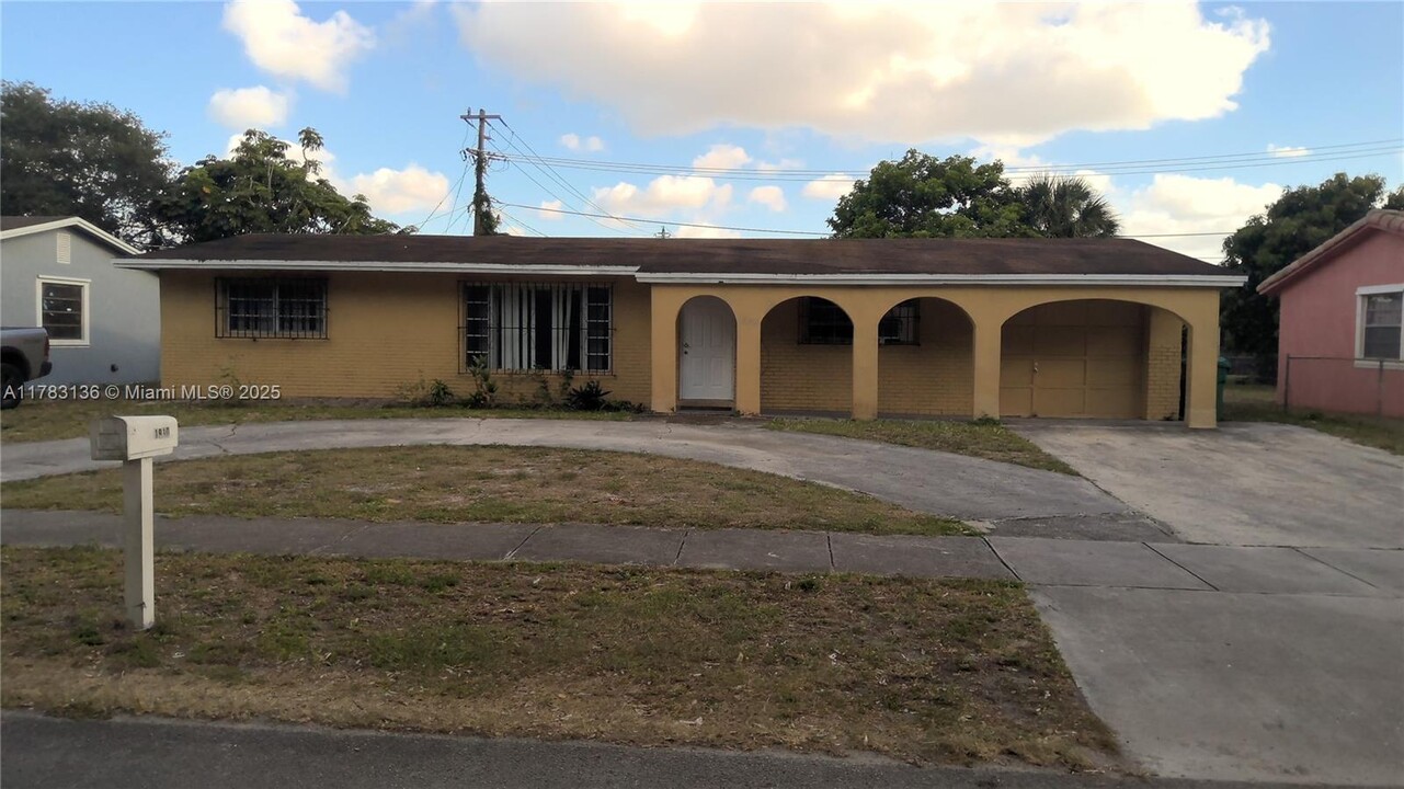 1910 NW 195th St in Miami Gardens, FL - Building Photo