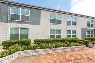 The Atrium At 5606 in Houston, TX - Building Photo - Building Photo