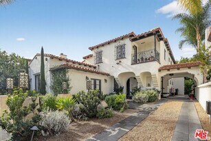 10749 Weyburn Ave in Los Angeles, CA - Building Photo