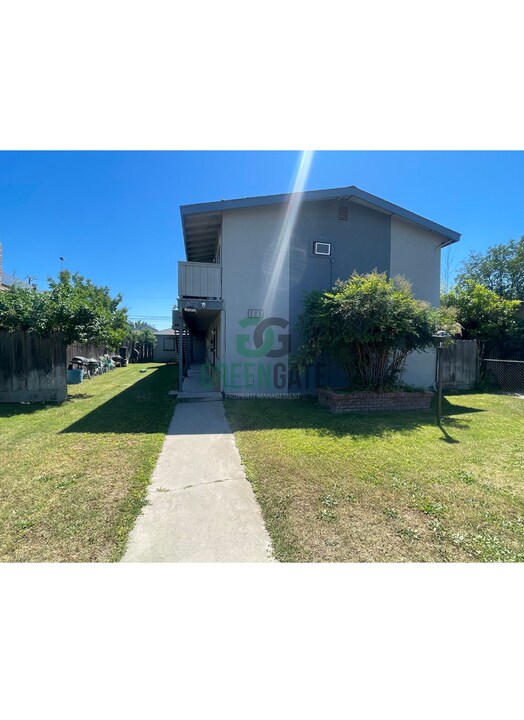 325 W H St in Oakdale, CA - Building Photo