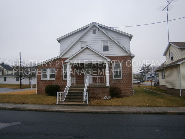 412 Pleasant St in Hanover, PA - Building Photo - Building Photo