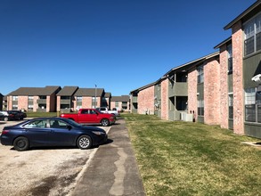 Cottonwood Apartments in Edna, TX - Building Photo - Building Photo