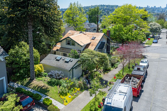 2502 N 40th St in Seattle, WA - Building Photo - Building Photo