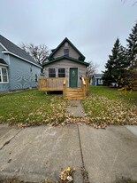 109 Kendall Ave S in Thief River Falls, MN - Building Photo