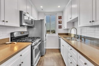 7320 Hawthorn Ave, Unit 422 in Los Angeles, CA - Building Photo - Building Photo