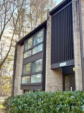 11557 Rolling Green Ct, Unit #200 in Reston, VA - Foto de edificio - Building Photo