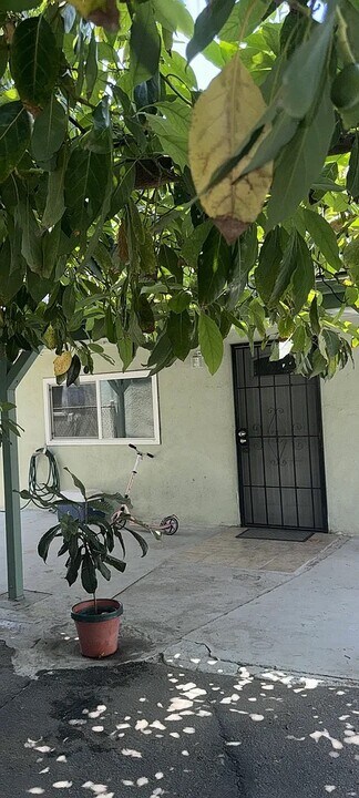 220 S Valley Center Ave in San Dimas, CA - Building Photo