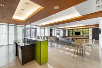 500 Brickell Ave, Unit 1801 in Miami, FL - Foto de edificio - Building Photo