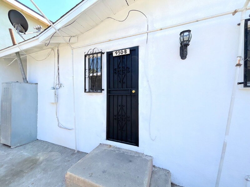 950 Clela Ave in East Los Angeles, CA - Building Photo