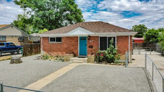 7020 Avrum Dr in Denver, CO - Building Photo