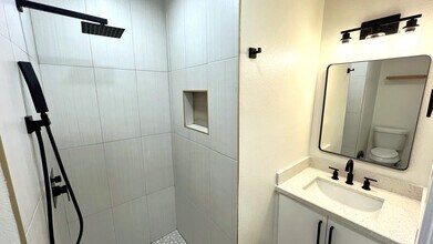 2010 E Kearney St in Laredo, TX - Foto de edificio - Building Photo