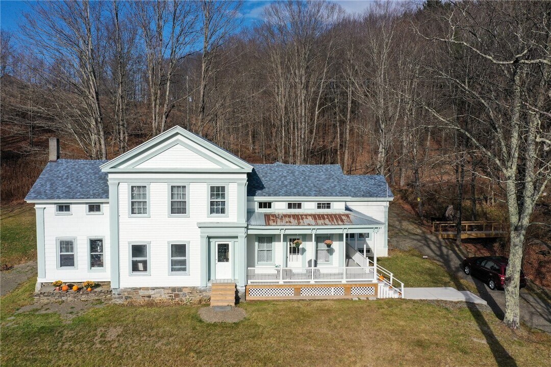 345 Dorr Edson Rd in Oneonta, NY - Building Photo