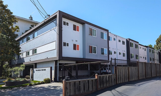 Park Laurel Apartments in San Mateo, CA - Foto de edificio - Building Photo