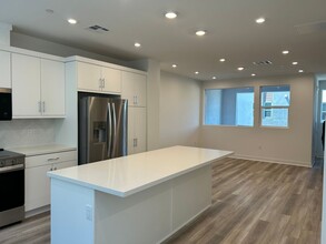 685 S Lyon St in Santa Ana, CA - Foto de edificio - Building Photo