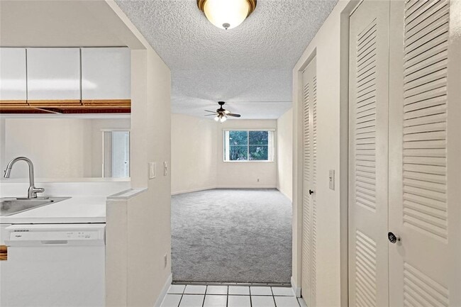 9901 Westview Dr, Unit 325 in Coral Springs, FL - Foto de edificio - Building Photo