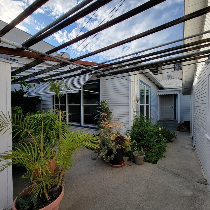 1331 Barrington Way in Glendale, CA - Building Photo