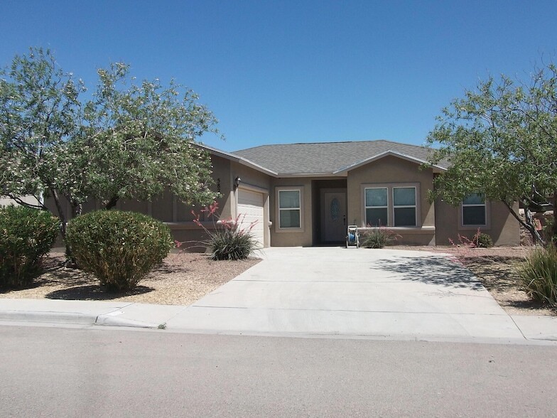 5825 Manchester Dr, Unit 1 in Santa Teresa, NM - Building Photo