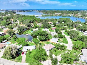 511 Dona Dr in Nokomis, FL - Foto de edificio - Building Photo