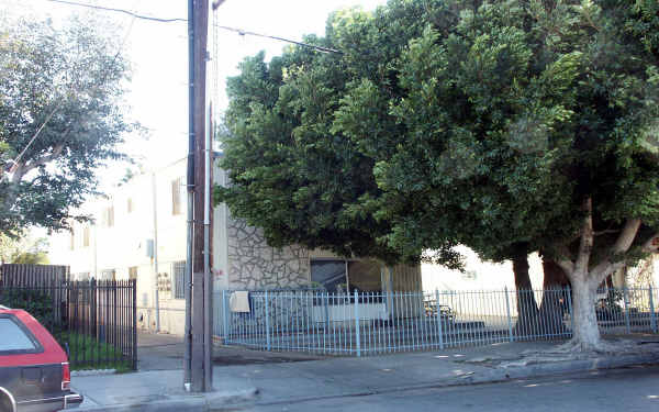 6920 Fulton Ave in North Hollywood, CA - Foto de edificio - Building Photo