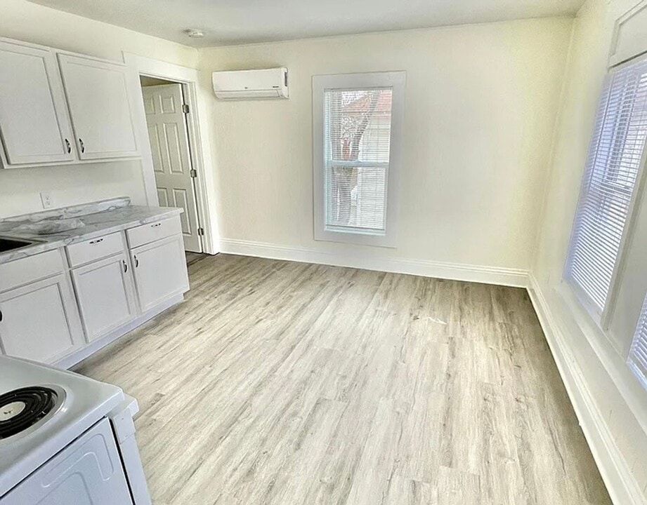 1605 W Maple St in Wichita, KS - Building Photo