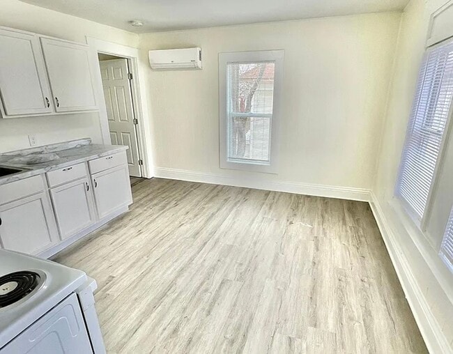property at 1605 W Maple St