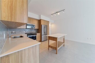 2150 N Bayshore Dr, Unit 1211 in Miami, FL - Foto de edificio - Building Photo