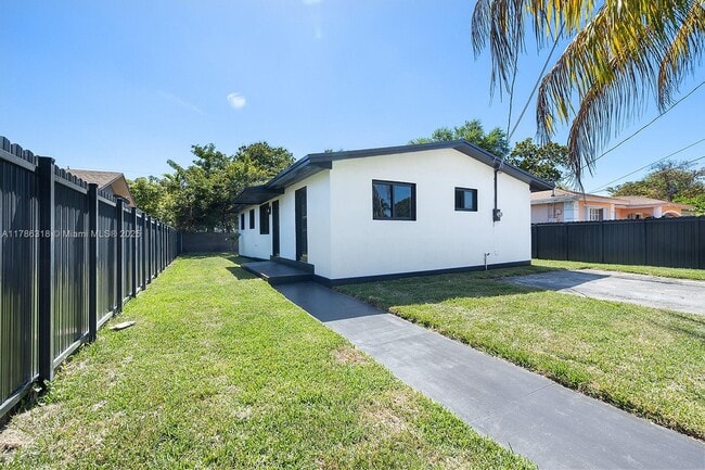 1522 NW 41st St in Miami, FL - Building Photo - Building Photo