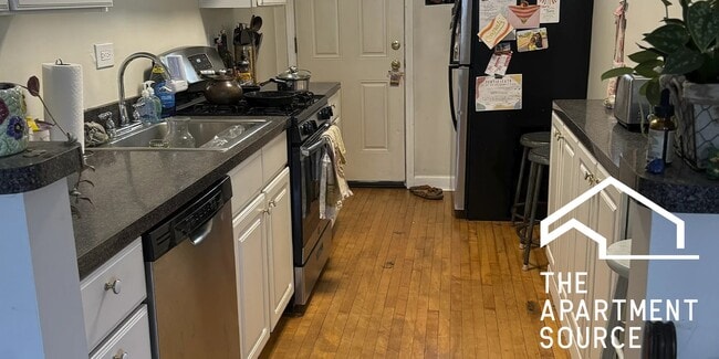 property at 724 W Roscoe St