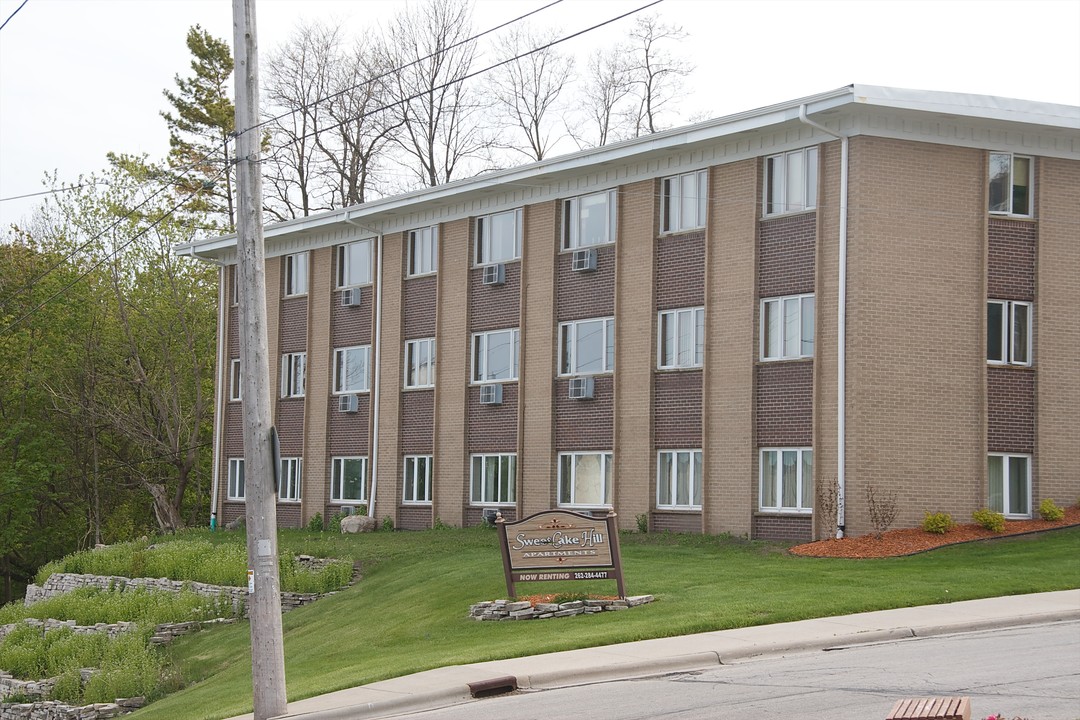 Sweet Cake Hill Apartments in Port Washington, WI - Building Photo