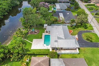 1120 E Tropical Way in Plantation, FL - Building Photo - Building Photo