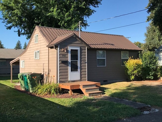 property at 908 E 8th St