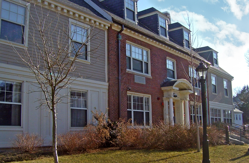 Seton Manor in Brighton, MA - Foto de edificio