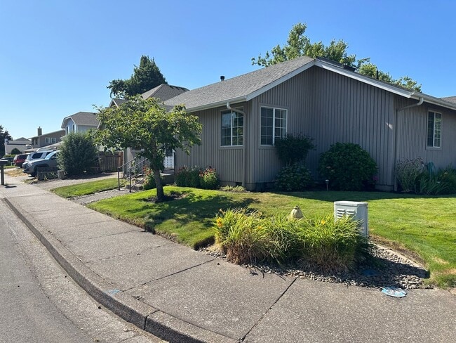 4490 Kalmia St in Springfield, OR - Building Photo - Building Photo
