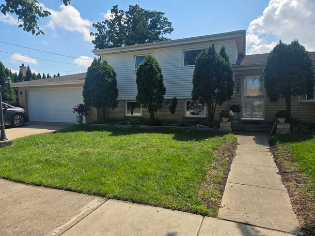 1529 E Lincoln Ave in Des Plaines, IL - Building Photo - Building Photo