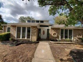 1511 Estates Way in Carrollton, TX - Building Photo